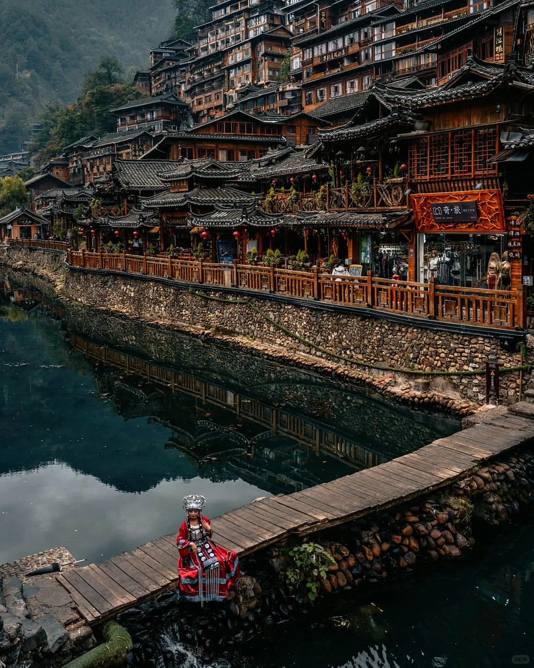 【凤凰古城：一场穿越时光的旅行指南】_6_红鲤鱼与绿鲤鱼与驴V_湖南凤凰-来自52tours 我爱旅游网